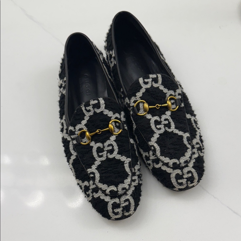 Gucci Black and Silver Textured Loafers with Gold Accent